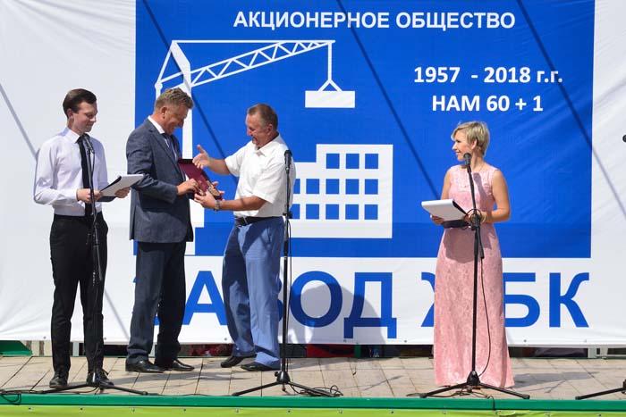 В.Н. Челомин вручает М.В. Рыбину орден «Почетный строитель Нижегородской области»