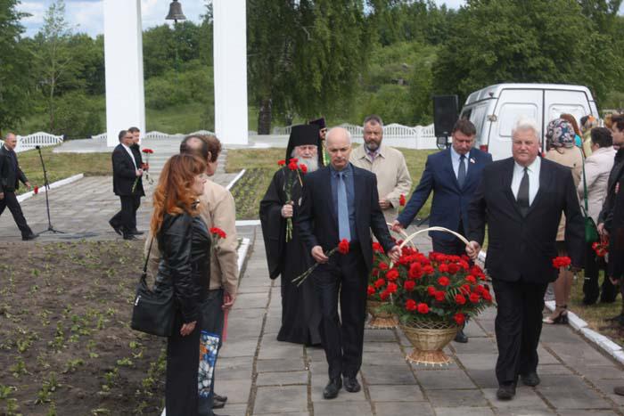 Участие в траурной церемонии приняли представители городской и районной администраций, митрополии, областного правительства