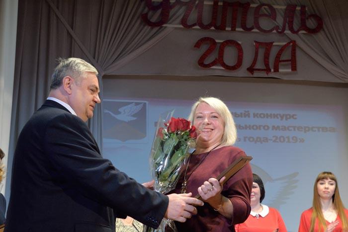 В.П. Миенков вручает диплом участника и цветы учителю начальных классов Красносельской школы Н.Н. Макаровой