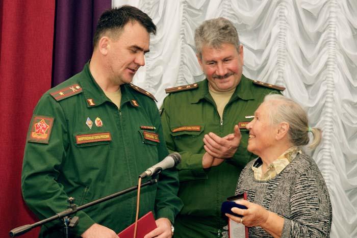 С.А. Семенов, И.П. Молчанов передают орден А.В. Сорокина его дочери Т.А. Гуляевой