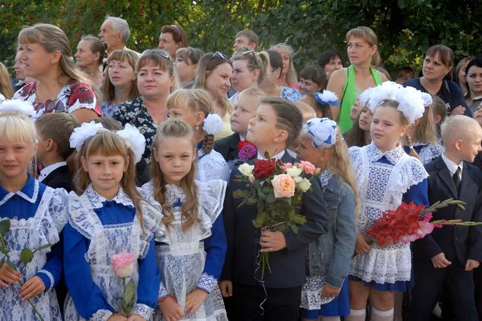 На праздничной линейке в Выездновской школе