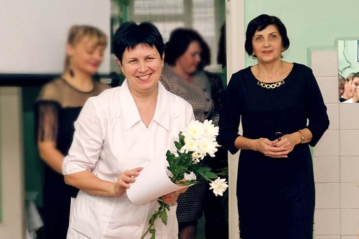Н.П. Щелина (справа) вручает Благодарственное письмо медсестре Г.П. Плотниковой
