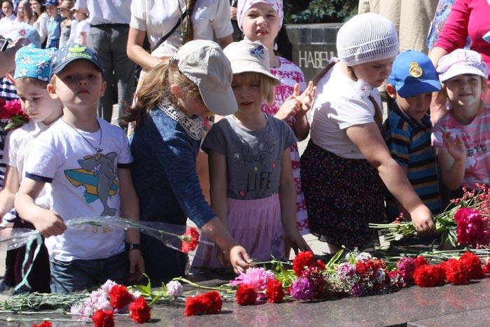 Возложение цветов к Вечному огню