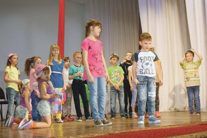 Выступление участников детской театральной студии «Маска»