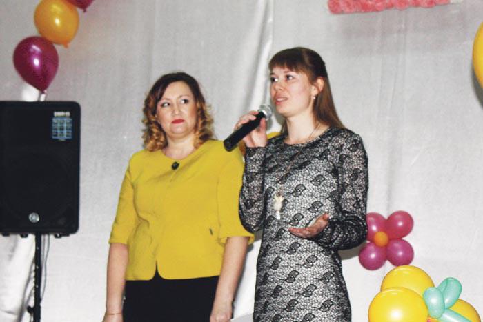 Родную школу поздравляют с юбилеем выпускницы разных лет Ирина Клиндиярова и Маргарита Храбалова