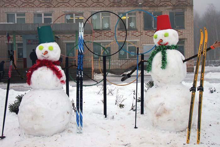 Снеговики-лыжники возле школы в Березовке