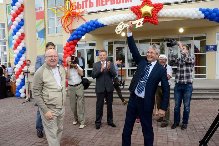 Губернатор В.П. Шанцев вручил символический ключ от ФОКа его директору А.А. Кригину