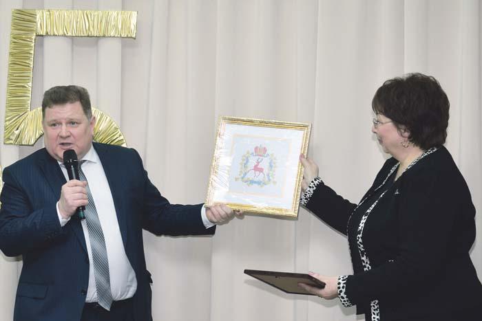 Глава администрации Арзамасского района В.И. Демин благодарит коллектив, который возглавляет Т.В. Пимкина, за умение решать задачи любой сложности