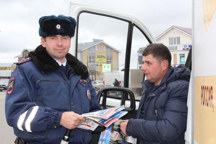 Сотрудники ГИБДД Арзамасского района поздравили водителей с Днем работников автомобильного транспорта.