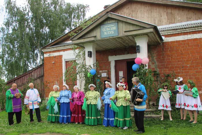 На празднике Троицы в селе Забелине
