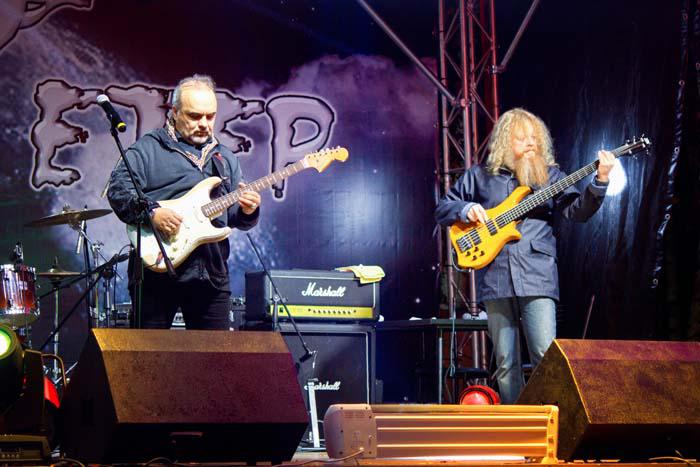 На сцене легенда русского рока группа «Черный кофе»