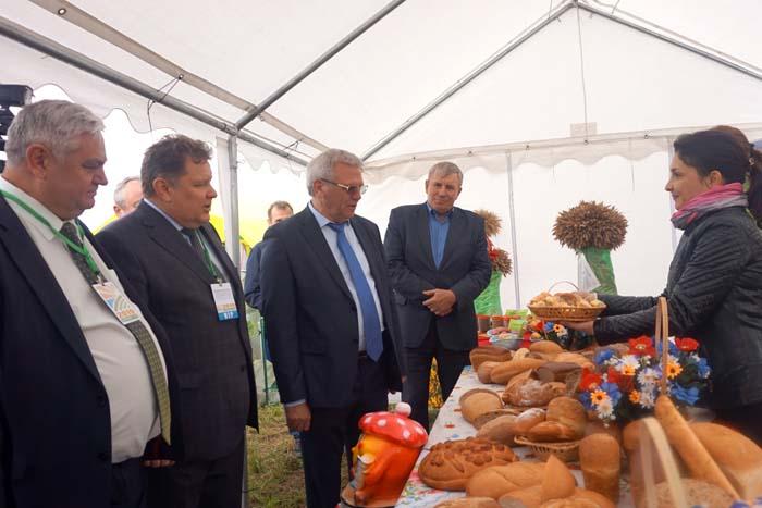 Вице-губернатор Евгений Люлин (в центре) на экспозиции Арзамасского района