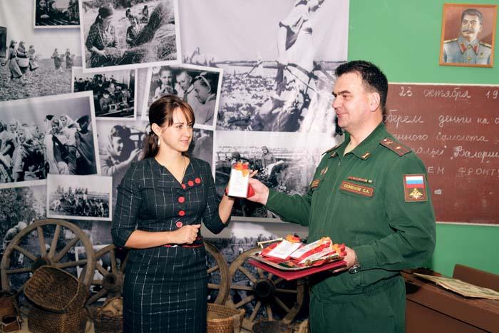 Военком С.А. Семенов передает реликвии Н.Ю. Прощиной