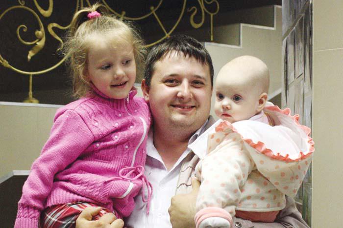 Счастливый папа Александр Погодин с дочками Софией и Ксенией