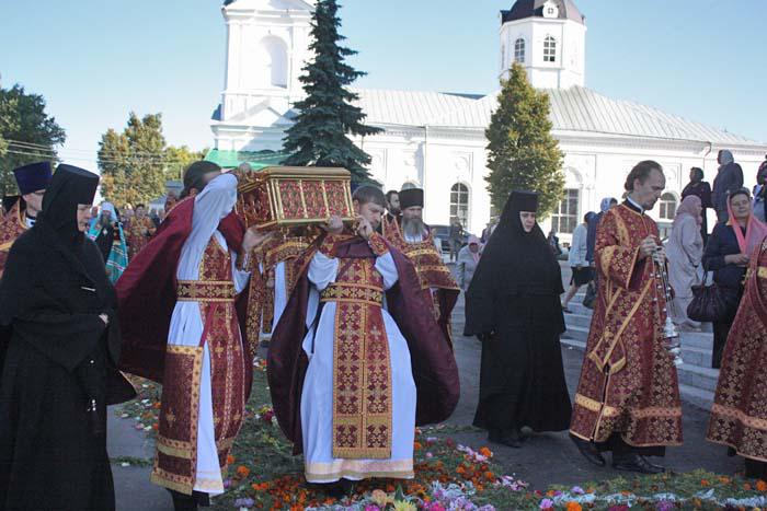 Святыню переносят в Воскресенский кафедральный собор