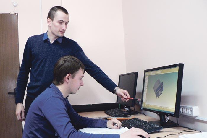 Преподаватель АПИ НГТУ А.В. Курненков учит студентов работе с программным комплексом ANSYS