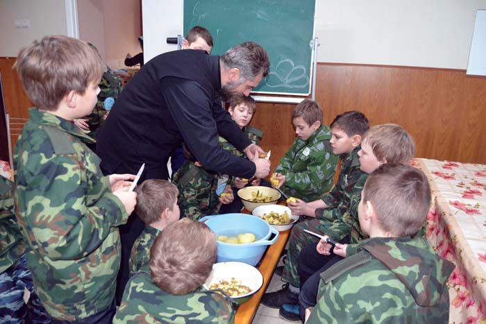 Духовник учений протоиерей Олег Куря с юными бойцами «Горлицы»