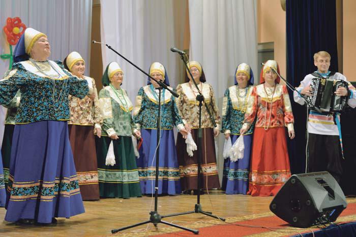 Праздничный концерт. На сцене ансамбль народной песни «Выездная слобода»