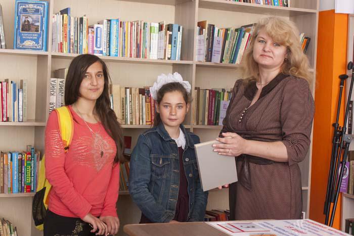А.Ф. Кузнецова с юными читательницами библиотеки