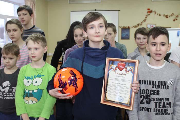 Победитель регионального конкурса «Спасем жизнь вместе!» Владислав Николаев с Дипломом победителя.
