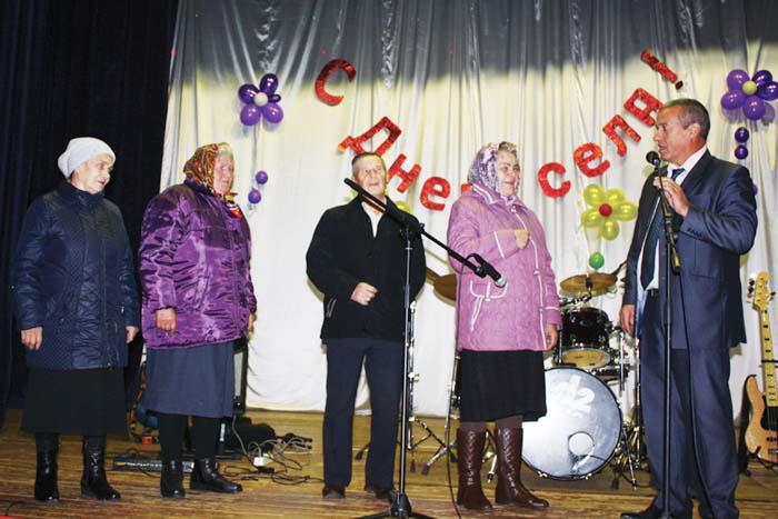 В.В. Покровский чествует сельчан