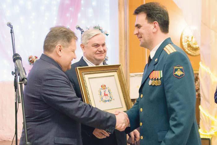 В.И. Демин и В.П. Миенков поздравляют военкома С.А. Семенова с юбилеем военных комиссариатов