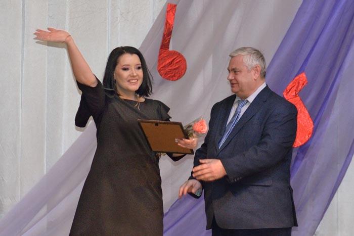 В.П. Миенков вручает Благодарственное письмо администрации района Ольге Беляковой