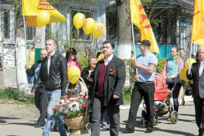 Праздничная колонна справедливороссов шествует к мемориалу погибших героев (9 Мая 2015 года)