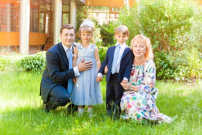 Глеб Никитин с дочерью Ариной, сыном Петром и женой Екатериной