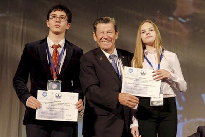 Президент Фонда имени В.И. Вернадского В. Грачев награждает учеников Березовской школы – победителей конкурса «Думай глобально!»