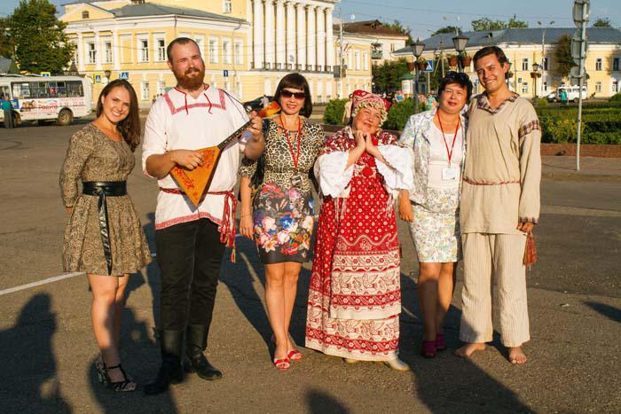 В день открытия фестиваля на центральной площади Костромы