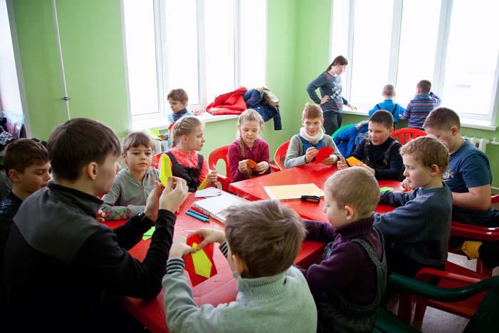 Мастер-класс для детей проводит активист молодежного движения «КонTRUST» А. Рунаев