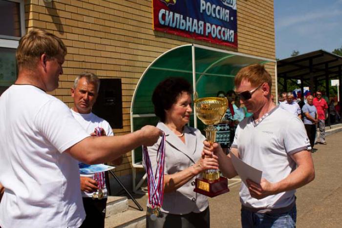 В.И. Лёзова вручает Кубок победителям первенства Арзамасского района по хоккею – коллективу физической культуры «Декор» Бебяевской сельской администрации