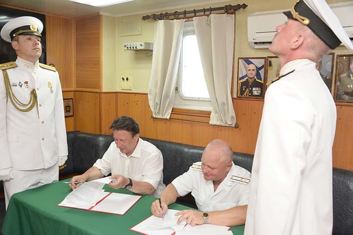 Генеральный директор АО «АПЗ» Олег Лавричев и командир крейсера «Москва» Олег Князев подписывают договор о шефских связях