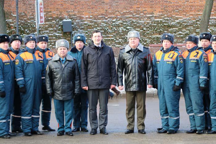 В Нижнем Новгороде на площади Минина глава Нижегородской области Глеб Никитин, врио начальника Центрального регионального центра МЧС России Валерий Синьков и врио начальника Главного управления МЧС России по Нижегородской области Сергей Воронцов вручили ключи от новой пожарно-спасательной техники пожарно-спасательным подразделениям государственной противопожарной службы региона.