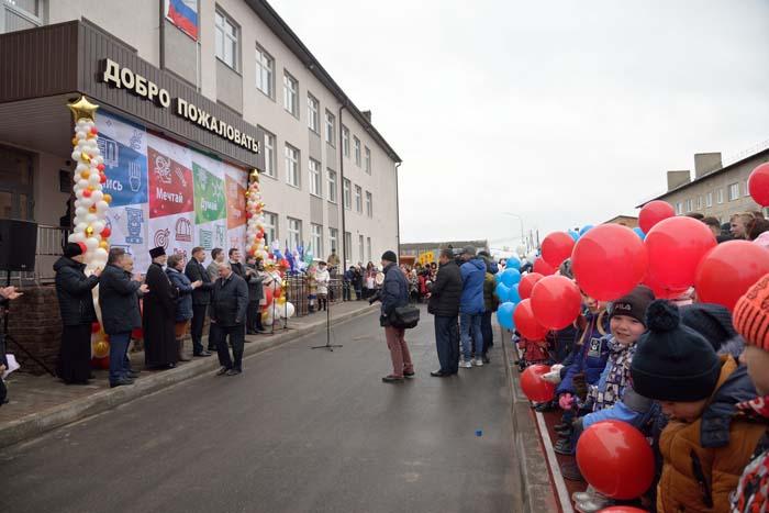 На церемонии открытия нового корпуса школы в р.п. Выездном