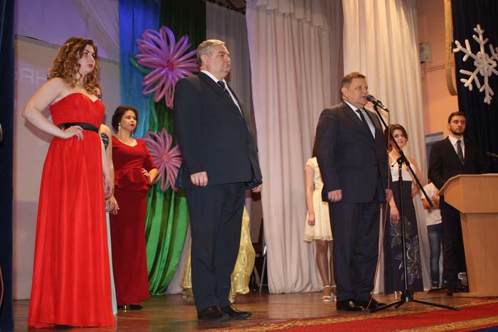 В.П. Миенков и В.И. Дёмин приветствуют участников праздника