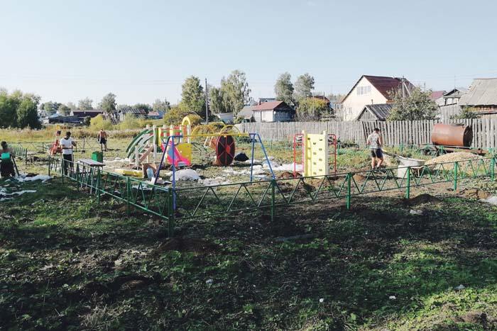 Детская площадка украшает с. Слизнево