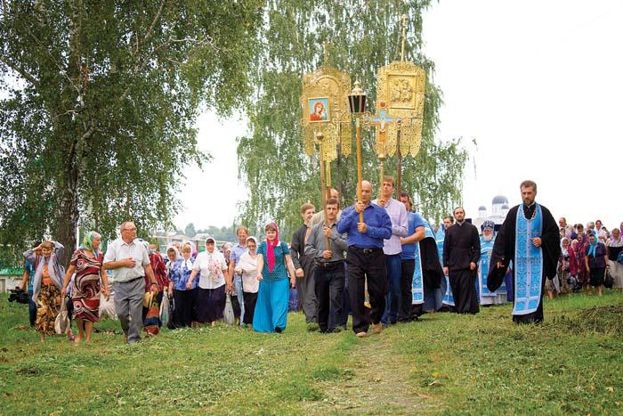 После торжественного богослужения, посвященного празднику Пресвятой Богородицы, а также юбилейной дате – 200-летию Смоленского собора в Выездном, вокруг храма прошел крестный ход