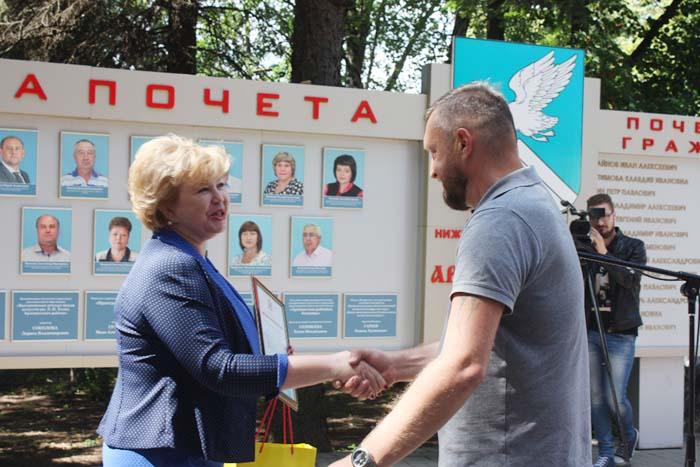 12 июля. Н.Б. Смотракова вручает Благодарственное письмо Законодательного Собрания Нижегородской области директору ООО «КомТехМаш» М.А. Лунину