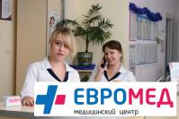 Администратор А. Давыдова и помощник администратора М. Котенкова ­доброжелательно встречают пациентов