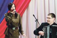 Марина Чухрай исполняет песню «Тальяночка», аккомпанирует Николай Бечин