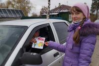 Акция на дороге (водитель получает памятку от учащейся школы № 12)