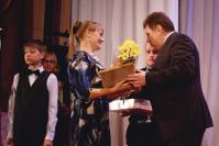 В.И. Демин вручает Благодарственное письмо О. Пироговой (д. Мерлино)
