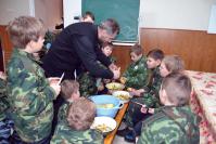 Духовник учений протоиерей Олег Куря с юными бойцами «Горлицы»