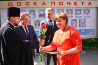 Благочинный Арзамасского района Сергий Соловьев, В.И. Демин и М.В. Рыбин поздравляют лауреата года директора Коваксинского дома-интерната для престарелых и инвалидов Л.В. Бобкову