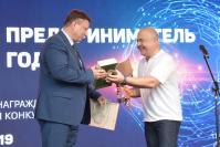 Награду генеральному директору АПЗ Олегу Лавричеву вручает уполномоченный по защите прав предпринимателей при Президенте РФ в Нижегородской области Павел Солодкий