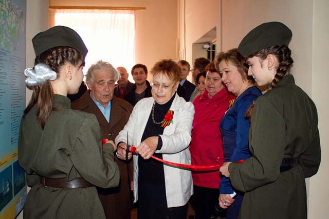 Право перерезать символическую ленточку предоставлено Л.А. Квасницыну и О.Л. Муромцевой